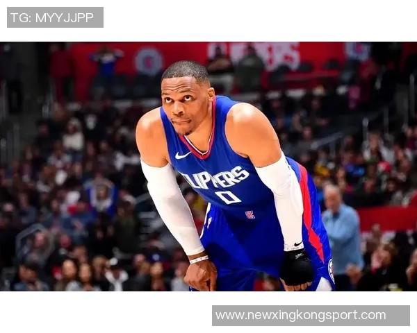 威少训练馆挥汗如雨新赛季去向仍悬而未决引发球迷热议